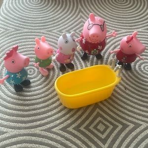 Peppa pig figurines with bath tub